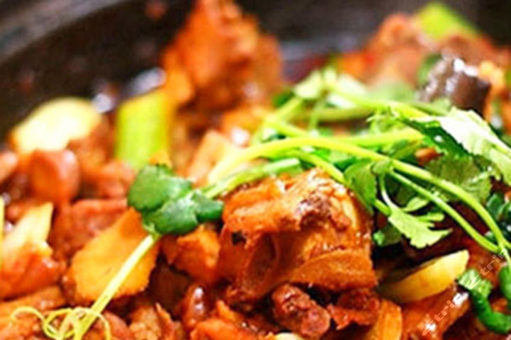 麻辣香锅：源于重庆缙云山的美食，口味多样，深受全国食客喜爱