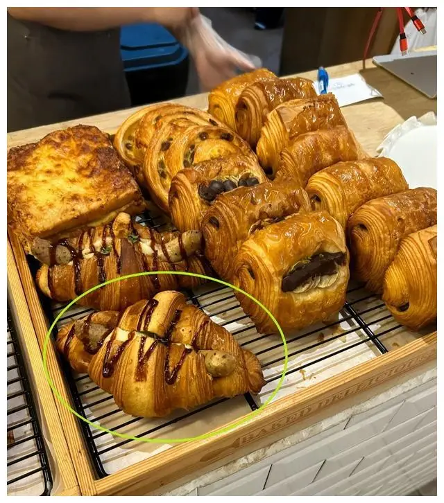 武汉街头现 2 元面包店，低价背后的秘密你知道吗？