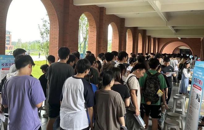 2022 年高校毕业生规模首破千万，人社部开展公共就业服务进校园活动