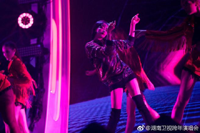湖南台主持人魏哲浩与Yoyo（蒋宏杰）的爱情故事：从荧幕到现实的楷模
